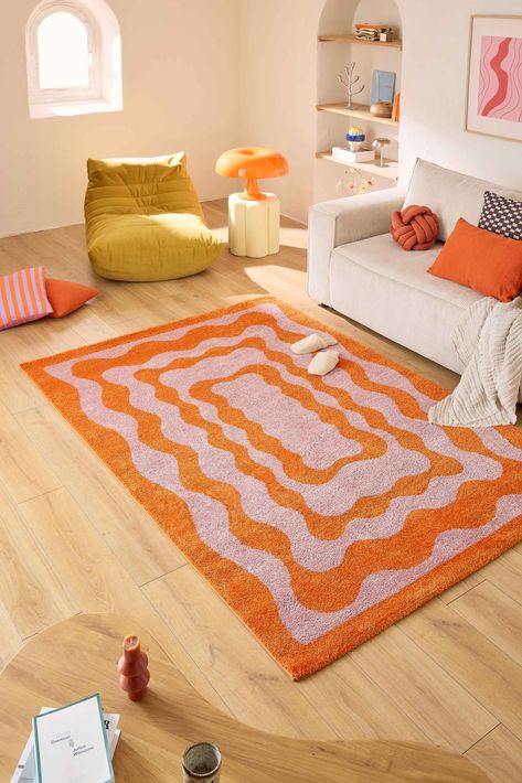 🏠 DESCRIPTION : Tapis vintage Groovy Collection - Orange Apportez une touche de confort et de style rétro à votre intérieur avec ce tapis de la collection Groovy. Conçu pour être à la fois vintage et agréable sous les pieds, ce tapis rectangulaire est fabriqué à 100 % en polypropylène, assurant durabilité et facilité d'entretien. Doté d'une densité de 2500 gr/m² et d'une hauteur de fil de 20 mm, ce tapis se distingue par son épaisseur et sa douceur. Sa couleur orange vibrante ajoute une note ch Colorful Carpet Living Room, Decoration Salon Vintage, Retro Moodboard, Tapis Aesthetic, Vintage Pop Art, Vintage Room Decor, Decoration Vintage, Vintage Room, Spare Bedroom