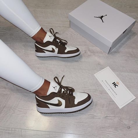 Female Sneakers Outfit, Female Sneakers, Pretty Shoes Sneakers, Kicks Shoes, Classy Shoes, Cute Nike Shoes, Makeup Makeover, Shoe Inspiration, Cute Nikes