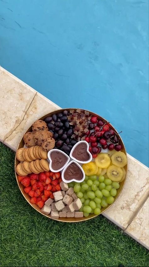 Picnic Date Food, Pool Party Food, Braid Videos, Picnic Inspiration, Backyard Birthday, Amazing Food Decoration, Catering Ideas Food, Party Food Platters, Picnic Date