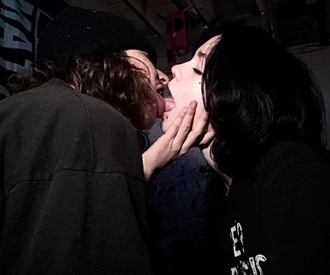 Aesthetic Grunge Couple, Grunge Matching Pfp Couple, Biting People, Gifts For Alt Boyfriend, Emo Girlfriends, Risky Couple Pose, Alt Couple Poses, Alt Love Aesthetic, Toxic Girlfriend Aesthetic