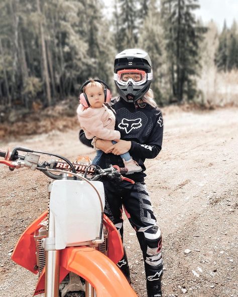 Dirt Bike Photoshoot, Dirt Bike Couple, Motocross Couple, Kids Dirt Bike, Motocross Baby, Biker Mom, Country Best Friends, Dog Christmas Photos, Bike Photos