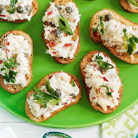 Crab crostini Crab Crostini, Chilli Crab Recipe, Christmas Starter, Easy Canapes, Paleo Salmon Cakes, Simple Appetizers, Easy Chilli, Crostini Recipe, Crostini Recipes