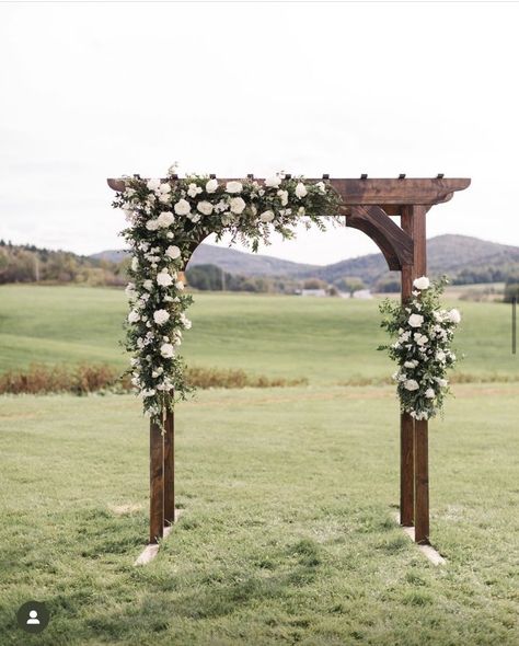 Arbor Ideas Wedding Rustic, Wood Wedding Arch Ideas, Wooden Arbour Wedding, Nature Wedding Arch, Wedding Ceremony Arbor Ideas, Wedding Photo Arch Backdrops, Homemade Arches For Wedding, Decorating Arch For Wedding, Rustic Arbor Ideas