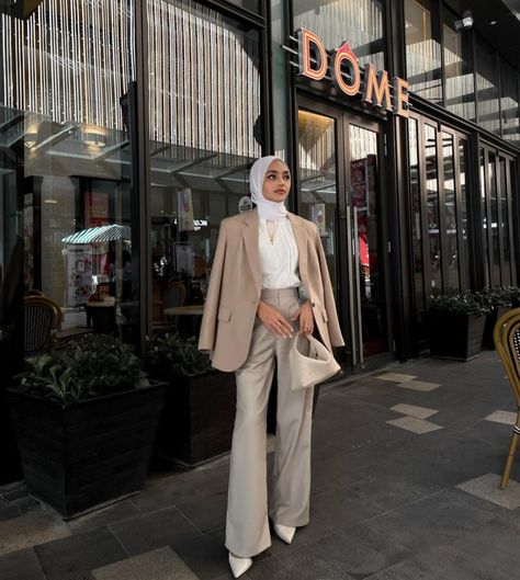 Office Outfits Women Hijab, Classy Hijab Outfits, Modest Chic Outfits, Hijab Office, Formal Casual Outfits, Outfits Muslim, Stylish Outfits Casual, Elegant Classy Outfits, Professional Work Outfit