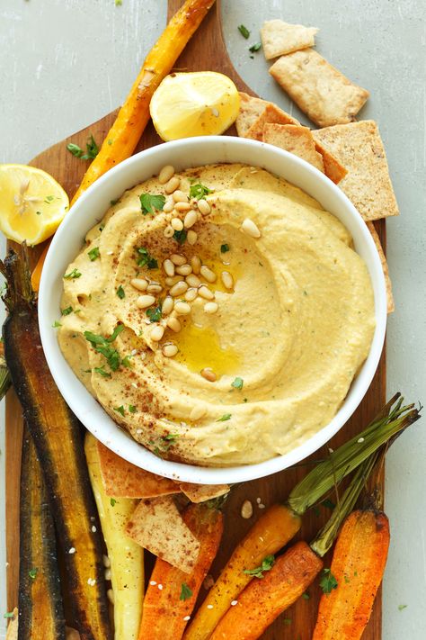 BUTTERNUT SQUASH Hummus! A healthy dip that's perfect for fall and winter! #vegan #glutenfree #hummus #dip #appetizer #fall #recipe #healthy #minimalistbaker Fall Party Appetizers, Butternut Squash Hummus, Squash Hummus, Creamy Hummus Recipe, Fall Appetizers Easy, Flourless Desserts, Jewish Foods, Unleavened Bread, Fall Appetizers