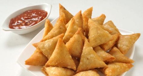 Somali Food, Keema Samosa, Healthy Indian Snacks, Kenyan Food, Samosa Recipe, Iranian Food, Goat Meat, Minced Meat, Indian Snacks