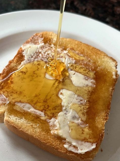 Honey Toast is such a sweet and simple breakfast or snack. In just moments, you can enjoy a cozy treat made with just three ingredients. You'll love this comforting toast on a cold morning. Butter And Honey Toast, Light Breakfast Aesthetic, Butter And Jam Toast, Honey Toast Aesthetic, Toast And Honey, Honey On Toast, Honey Butter Toast, Dessert Toast, Toast Snacks