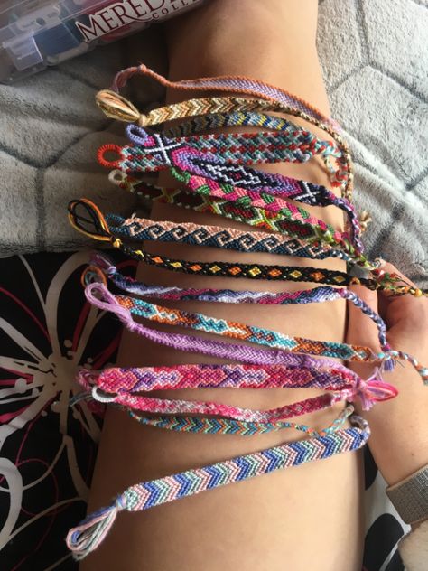 Brazilian Bracelet, String Bracelet Patterns, Friendship Bracelet Patterns Easy, Cute Friendship Bracelets, Yarn Bracelets, Bracelet Inspo, Diy Bracelets Tutorials, Pretty Jewelry Necklaces, Friendship Bracelets Tutorial