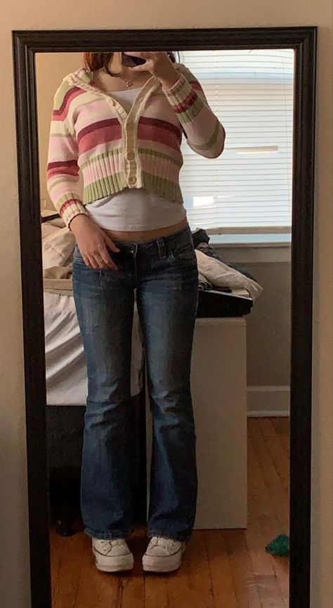 Fall Fit Dress, Flared Jeans And Boots Outfit, Early 2010s Aesthetic Fashion, Shirt Over Shirt Outfit, Cute Outfits On People, How To Style Leggings For School, Skinyjeen Outfit, Outfit Ideas Girly Casual, 2000s Autumn Outfits