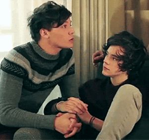 But most of all, you dream of the day when Harry and Louis can just come out and be all cutes and stuff for you | Community Post: Signs That You Are Definitely A Larry Stylinson Shipper Larry Videos, Larry Gif, Four One Direction, Harry Styles 2015, Princess Parking, Larry Shippers, Harry Styles Imagines, Louis And Harry, 1d And 5sos