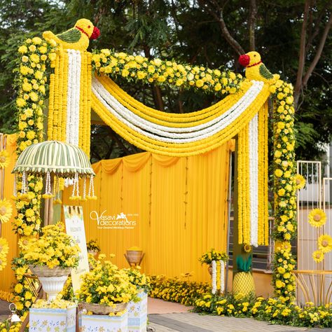 💛💛💛 HALDI DECOR 💛💛💛 Contact :- 9894318883 | 6379033123 Email:-vasavidecorations1955@gmail.com Embrace the richness of tradition and beauty of nature with classic Haldi decorations using marigold & sunflowers, Green leafs, 🦜 parrots 🦜 , pineapples, colourful hangings, wase elements for an ethnic touch !! Design and Decor @vasavi_decorations1955 #vasavidecorations #haldidecor #yellowdecor #haldidecorationsidea #konguweddingdecor #entrancedecor #haldi #coimbatorewedding #destinationweddin... Haldi Entrance Decor, Entrance Wedding Decor, Haldi Decorations, Haldi Decor, Midi Bridesmaid Dress, Yellow Decor, Entrance Decor, Bridesmaid Dress, Bedroom Design