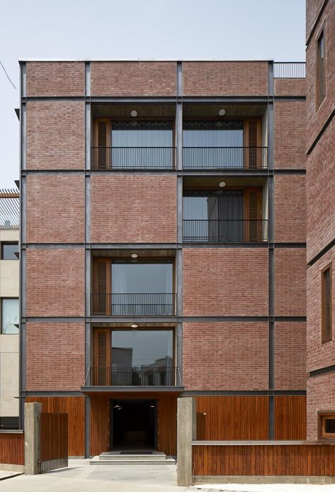 Modern Brick House, Brick House Designs, Steel Architecture, South Delhi, Tower House, Brick Architecture, Apartment Architecture, Brick Facade, Brick Design