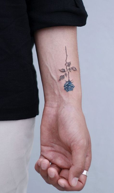 beautiful minimalist blue rose tattoo © tattoo artist STUDIOBYSOL_donghwa 💕🌹💕🌹💕🌹💕🌹💕 Tatuagem Masculina Pequena, Rose Tattoos For Men, Blue Rose Tattoos, Small Rose Tattoo, Tattoo Designs For Men, Rose Tattoo Design, Small Tattoos For Guys, Hand Tattoos For Guys, Simplistic Tattoos