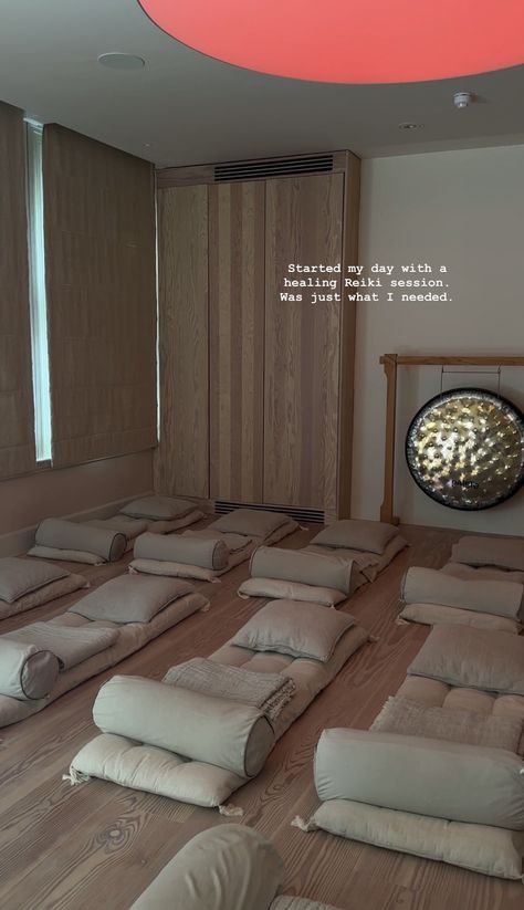 Sound Healing Studio, Meditation Studio Design, Healing Room Ideas, Massage Room Decor, Holistic Center, Healing Retreats, Meditation Studio, Yoga Studio Design, Meditation Room Decor