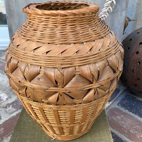 Woven basket vase - Etsy Basket Vase, Woven Vase, American Bandstand, Decorative Basket, Green Architecture, Hand Woven Baskets, Unique Vases, Beautiful Centerpieces, Woven Basket