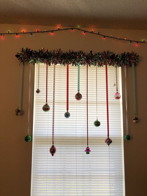 Tinsel Ideas Decoration, Doorway Christmas Decor Indoor, Christmas Window Decoration, Storing Christmas Decorations, December Crafts, Tinsel Garland, Christmas Decor Inspiration, Xmas Deco, Christmas Themes Decorations