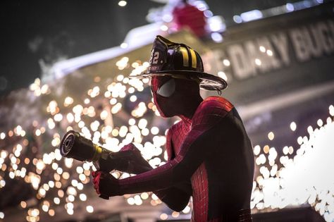 Spider-man is saving the world. He is waering the fire hat. Ms. Marvel, The Amazing Spiderman 2, Andrew Garfield Spiderman, Garfield Spiderman, Spiderman 2, The Amazing Spider Man, Spider Man 2, Dc Memes, Amazing Spider Man