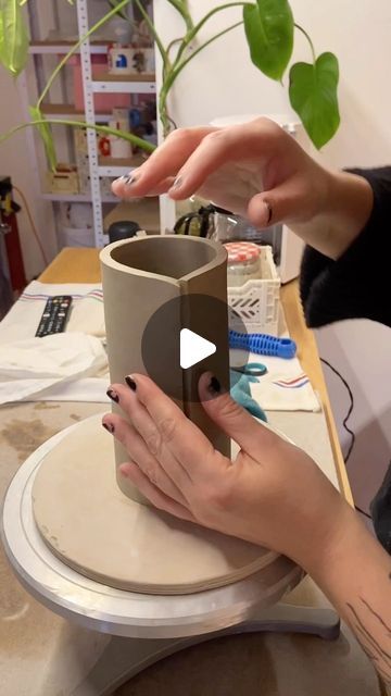 10K likes, 40 comments - jeje.things on January 10, 2023: "Today I’ve been making new pieces, here you have the process of one of them! . #videoprocess #..." Slabs Ceramics Ideas, Hand Built Pottery Ideas, Ceramic Vases Diy, Clay Handbuilding, Beginners Ceramics, Pottery Slip, Ceramic Vases Design, Cardboard Craft, Coil Pottery