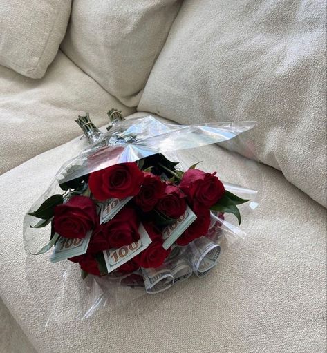 Spoiled Gf, Gf Aesthetic, Roses Bouquet Gift, Mix Baby Girl, Instagram Money, Money Flowers, Money Bouquet, Luxury Birthday, Cute Couple Gifts