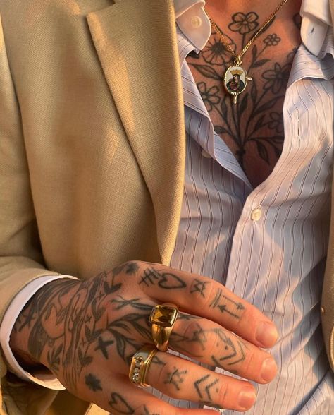 Rich People Tattoos, Italian Summer Outfits, Mens Gold Jewelry, Italian Outfits, The Perfect Guy, Men Fashion Casual Outfits, Streetwear Men Outfits, Summer Outfits Men, Book Aesthetic