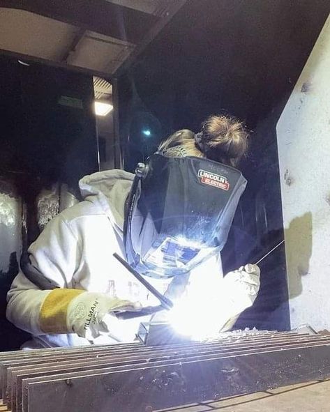 Weld Aesthetic, Welding Women Outfits, Welding Aesthetic Girl, Female Welder Aesthetic, Female Mechanic Aesthetic, Women Welder Pictures, Mechanic Aesthetic Female, Welder Aesthetic, Welding Aesthetic