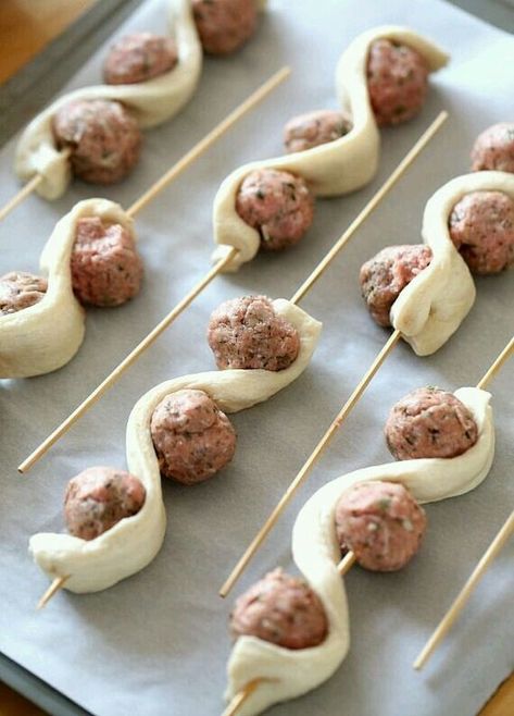 معجنات Meatball Subs On A Stick, Canapes Christmas, Party Fingerfood, Fest Mad, Meatball Sub, Decorações Com Comidas, Fingerfood Party, Meatball Subs, Superbowl Snacks