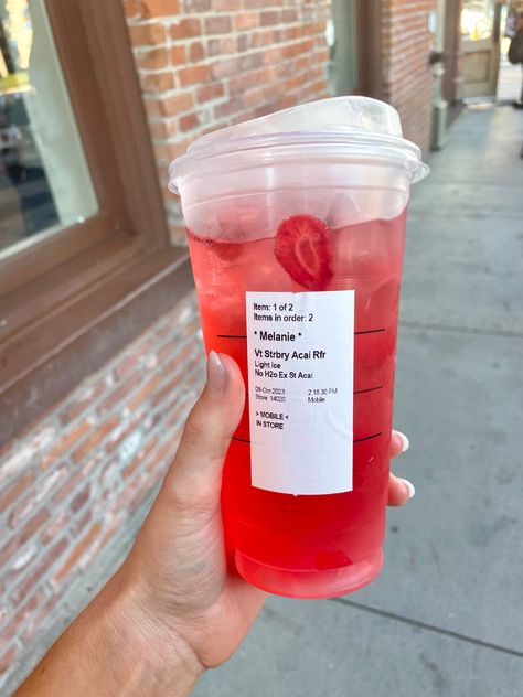 Starbucks Drink Strawberry, Strawberry Starbucks Drink, Starbucks Strawberry Refresher, Acai Drink, Starbucks Specialty Drinks, Starbucks Strawberry Acai Refresher, Acai Recipes, Strawberry Drink, Healthy Snack Choices