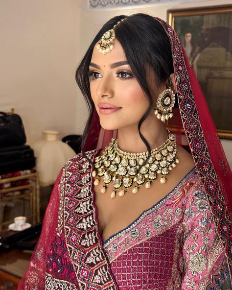 Ridhi Verma | Makeup & Hair (@makeoversbyridhiverma) • Instagram photos and videos Wedding Bridal Look Indian, Punjabi Wedding Hairstyles Updo, Bridal Hair Do Indian, Brides With Gold Jewellery, Bridal Wedding Looks Indian, Indian Wedding Bride Makeup, Bride Makeup Ideas Wedding, Bridal Hair Design, Sabyasachi Bride Makeup