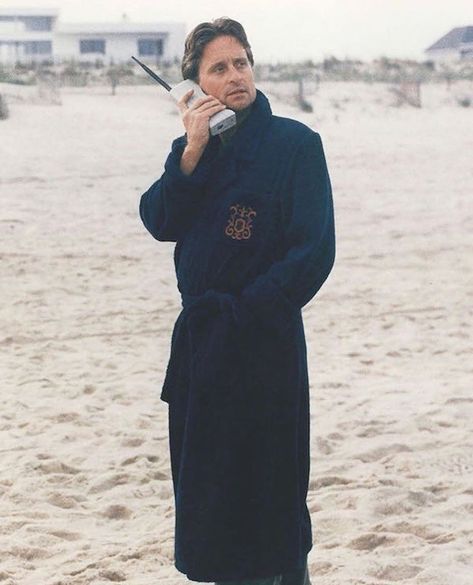 Michael Douglas in bathrobe talking in a brick phone. 1987 Hans Landa, Contrast Collar Shirt, Tom Berenger, Piper Laurie, Style Girlfriend, Norman Bates, Michael Douglas, Christoph Waltz, Hollywood Costume