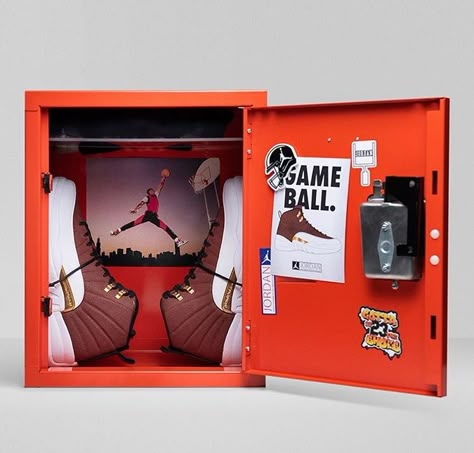 Mini Locker, Shoe Box Design, Pr Boxes, Nike Gifts, Pr Kit, Press Kits, Sneakers Air Jordan, Pr Package, Sneakers Box