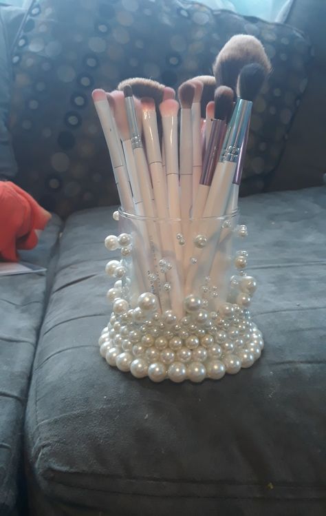 Pearl Makeup Brush Holder, Diy Makeup Holder, Makeup Brush Holder Ideas, Makeup Holder Diy, Brush Holder Ideas, Brush Holder Diy, Diy Lipstick Holder, New Year Card Ideas, Diy Brush Holder