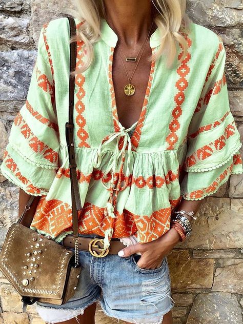 Estilo Hippie Chic, Blouse Sewing, Mode Hippie, Peasant Shirt, Color Block Shirts, Shirt And Shorts, Style Blouse, Loose Tops, Ethnic Style