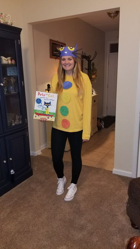 Pet The Cat Costume Teacher, Pete The Cat Dress Up Ideas, Easy Pete The Cat Costume, Pete The Car Costume Diy, Pete The Cat Halloween Costume Teachers, Pete The Cat Dress Up, Preschool Halloween Costumes Teachers, Pete The Cat Teacher Costume, Pete The Cat Outfit