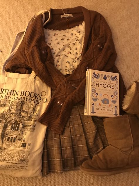 Autumn Acedamia Outfits, First Love Outfit, Lucycore Outfits, Books Aesthetic Outfits, Samanthacore Outfits, Cute Winter Clothes Aesthetic, Gilmorecore Outfits, Autumn Core Outfits, Aethstetic Clothing