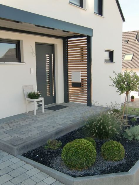 a simple and modern porch with a wood slab screen and a white chair planter looks cool and stylish Roof Porch, Veranda Design, Modern Porch, Double Carport, Modern Entrance, Front Porch Design, Entrance Porch, Casa Exterior, Porch Design