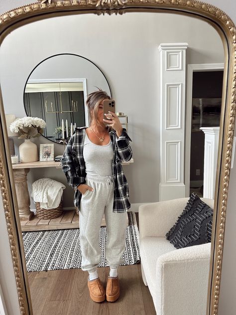 Kait Checkered Hooded Flannel curated on LTK Lounging At Home Outfits, Stylish Mom Outfits Fall, Comfy At Home Outfits, Casual Outfits At Home, Comfy Boho Outfits, Fall Trench Coat Outfits, At Home Outfits Cozy, Winter Lounge Outfit, Comfy Lounge Outfits