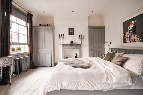 Victorian House Bedroom, Small Terraced House Interior, Victorian Terrace Bedroom, Terrace House Bedroom, London House Interior, Terraced House Interior, Terrace House Interior, Modern Victorian Bedroom, Small Bedroom Inspiration