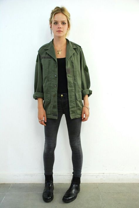 army jacket Army Jacket Women, Green Jacket Outfit, Jacket Outfit Women, Jackets Fashion, Army Green Jacket, Army Jacket, Mode Casual, Jacket Pattern, Green Jacket