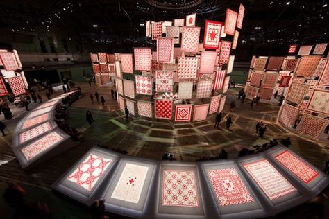 Exhibition Design in the App Age White Quilts, Red And White Quilts, Stage Set Design, Museum Displays, Exhibition Display, Exhibition Booth, American Folk Art, Stage Set, Environmental Design