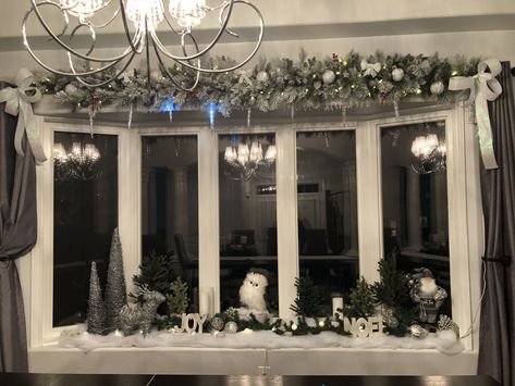 Christmas Decor Bay Window, Christmas Bay Window Decorations Indoor, Christmas Bay Window Ideas, Bay Window Fall Decor, Decorating A Bay Window For Christmas, Christmas Bay Window Decorations, Bay Window Christmas Decor Ideas, Christmas Bay Window, Bay Window Christmas Decor