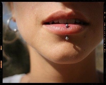 PIERCINGS Piercing Boca, Lips Piercing, Lower Lip Piercing, Lip Piercing Labret, Piercing Bouche, Mouth Tattoo, Vertical Labret Piercing, Angel Kiss, Smiley Piercing