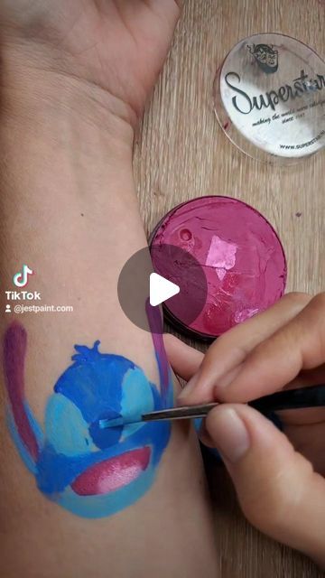 How to paint Stitch Stitch Face Paint Easy, Stitch Halloween Makeup, Painting Faces Tutorial, Cartoon Face Paint, Stitch Face Paint, Disney Face Painting, Rainbow Face Paint, Face Painting Tips, Professional Face Paint