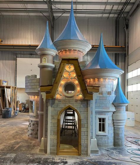 Castle Playhouse, Deco Disney, Kids Castle, Stay In A Castle, Cool Tree Houses, Playhouse Outdoor, Castle House, Disney Food Blog, Disney Home