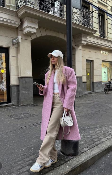 Liza Rudkevich, Pink Coat Outfit, Coat Outfit Casual, Look Rose, Look Adidas, Estilo Indie, Skandinavian Fashion, Winter Fashion Outfits Casual, London Outfit