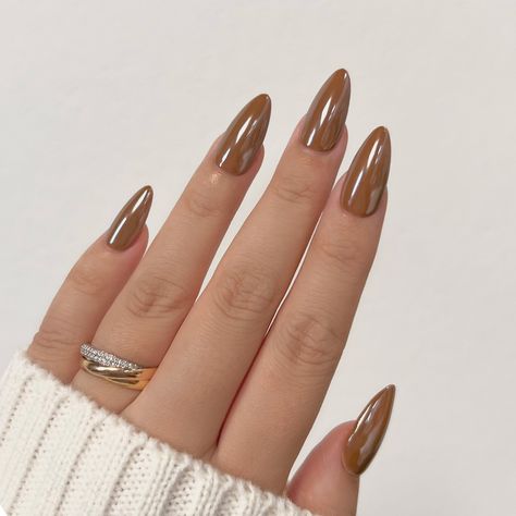 107 Cappuccino - Bring warmth and coziness into the fall by wearing this must-have shade of medium brown with yellow undertone. Even better, top Cappuccino with Magic White Chrome for a perfectly maple glazed donut look! This Charme Gel is part of the Cozy Fall Collection and Second Collection. Charme Gel Polish is a 3-step gel system that offers a highly pigmented, long lasting formula. It is gentle on natural nails with quick and easy soak off removal. Highly pigmented gel polish for smooth ap Yellow Glazed Donut Nails, Light Brown Glazed Nails, Cinnamon Glaze Nails, Maple Glazed Nails, Chrome Tan Nails, Caramel Chrome Nails, Coffee Chrome Nails, Yellow Brown Nails, Green Glazed Donut Nails