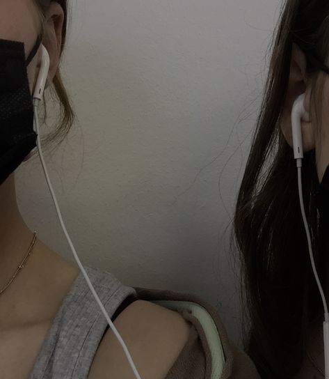 best friends sharing earphones aesthetic music People Sharing Headphones, Friends Listening To Music Aesthetic, Sharing Earphones Couple Aesthetic, Sharing Music Aesthetic, Earphone Aesthetic Girl, Music Friends Aesthetic, Sharing Earbuds Aesthetic, Sharing Earphones Couple, Girl With Earphones Aesthetic