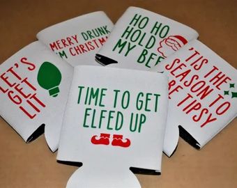 Christmas Koozie, Funny Koozies, Christmas Alcohol, Noodle Boards, Koozie Design, Santa Ideas, Cricut Christmas Ideas, Christmas Cricut, Christmas Craft Fair