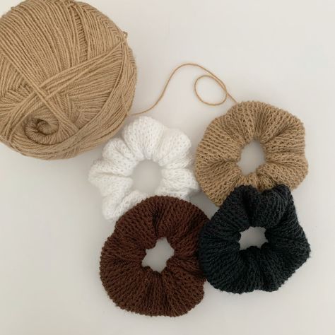 Crochet scrunchies in white, tan, brown, and black Black Crochet Projects, Brown Yarn Crochet Ideas, Brown Crochet Ideas, Black Yarn Crochet Ideas, Brown Crochet Pattern, Crochet Accessories Free Pattern, Scrunchies Crochet, Scrunchie Crochet, Black And White Crochet