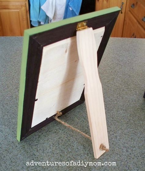 How to Make a beadboard picture Frame (bought a picture frame the other day, get home the Twins had broken the leg on the back, looked for the receipt, couldn't find it) this might solve my problem Diy Frame Stand, Picture Frame Table, Photo Frame Ornaments, Picture Frames Standing, Diy Photo Frames, Personalized Photo Frames, Picture Stand, Diy Photo Booth, Diy Picture Frames