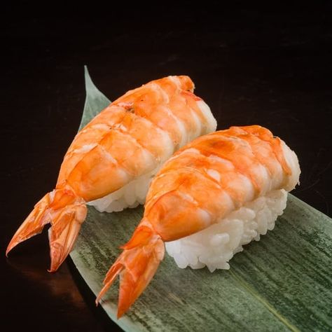 Cooked shrimp sushi recipe. Very popular, healthy, and tasty Japanese recipe (use it as a main dish or appetizer). Pressure Cooker Beef Stroganoff, Sushi Photography, Baked Sushi, Dream Fridge, Thai Food Menu, Chicken Wing Recipes Fried, Cocktail Shrimp Recipes, Sushi Ingredients, Shrimp Sushi